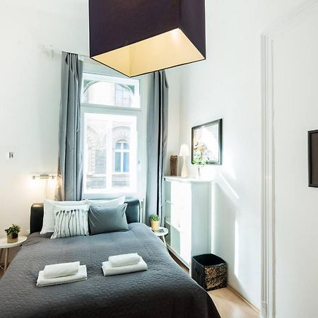 Cosy And Central Apartment With 4 Bedrooms And A/C Boedapest Buitenkant foto