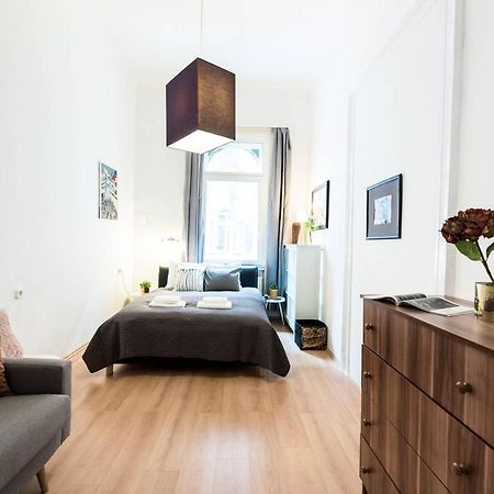 Cosy And Central Apartment With 4 Bedrooms And A/C Boedapest Buitenkant foto