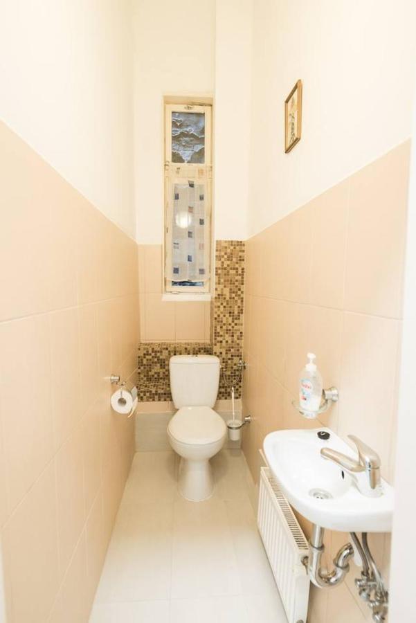 Cosy And Central Apartment With 4 Bedrooms And A/C Boedapest Buitenkant foto