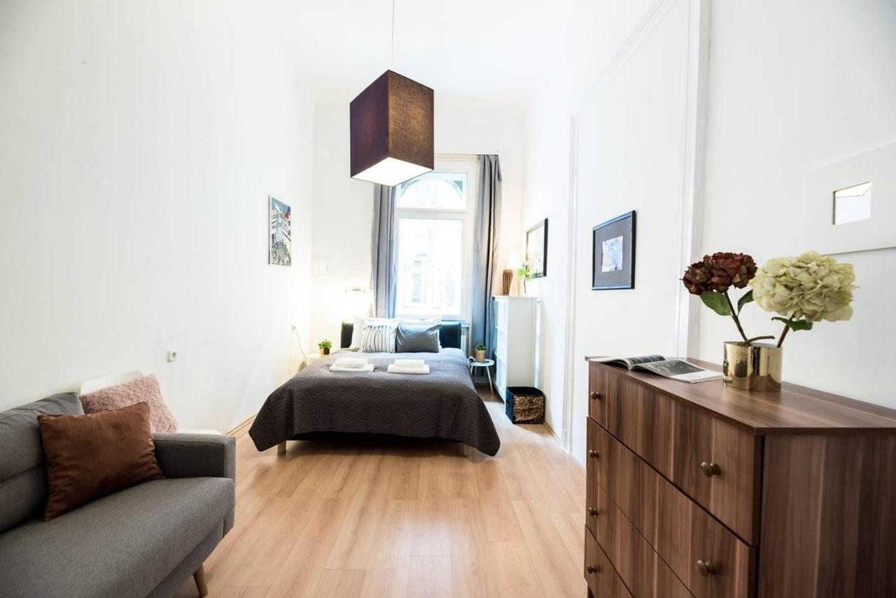 Cosy And Central Apartment With 4 Bedrooms And A/C Boedapest Buitenkant foto
