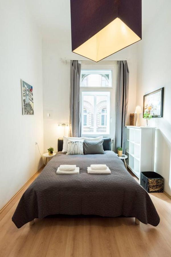 Cosy And Central Apartment With 4 Bedrooms And A/C Boedapest Buitenkant foto