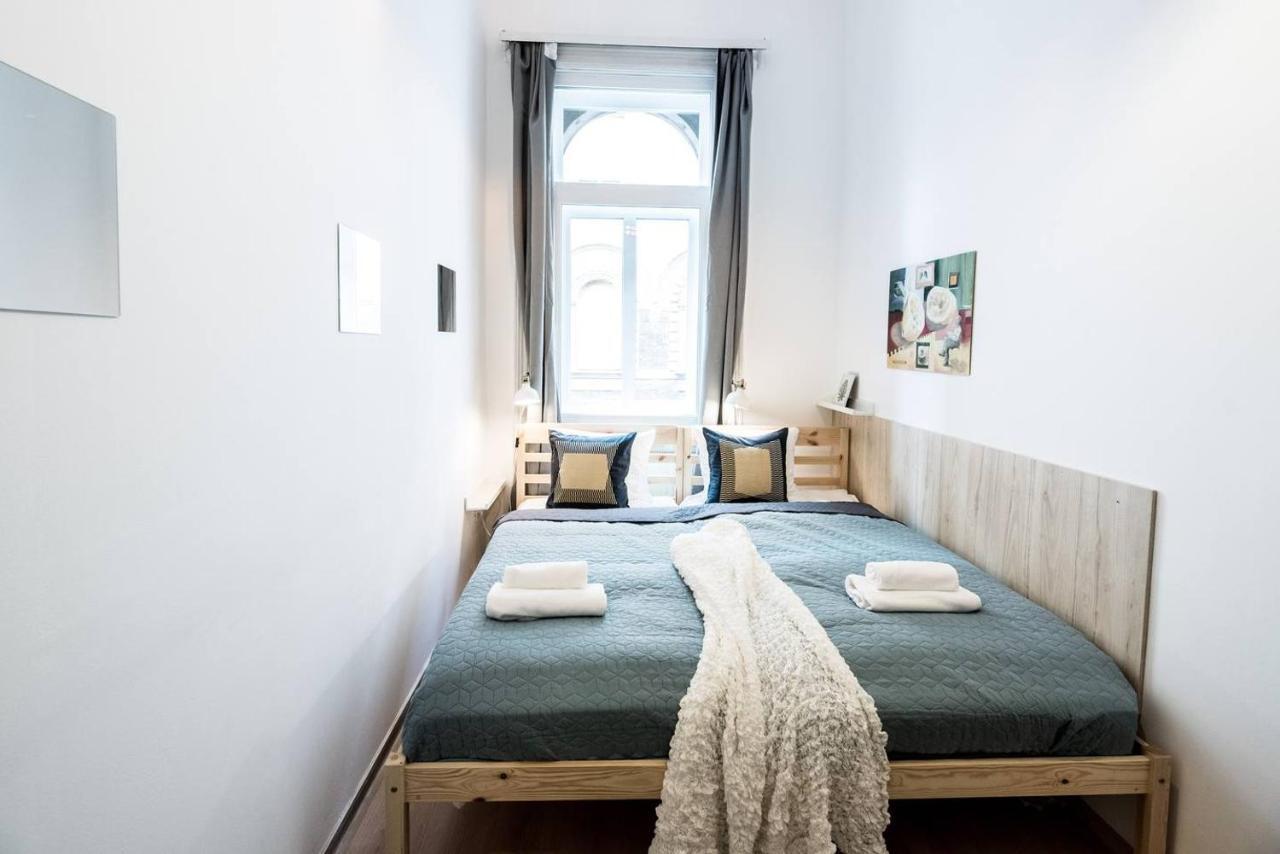 Cosy And Central Apartment With 4 Bedrooms And A/C Boedapest Buitenkant foto
