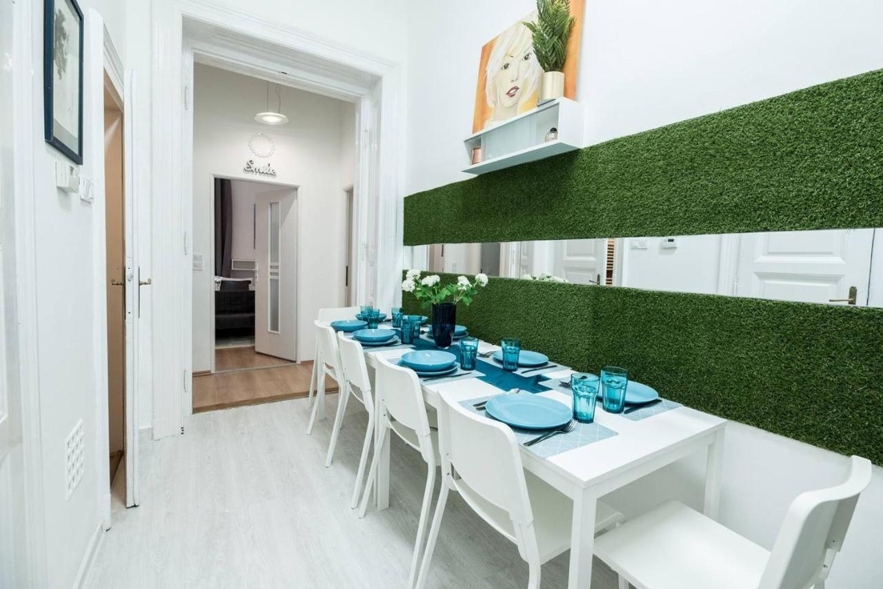 Cosy And Central Apartment With 4 Bedrooms And A/C Boedapest Buitenkant foto