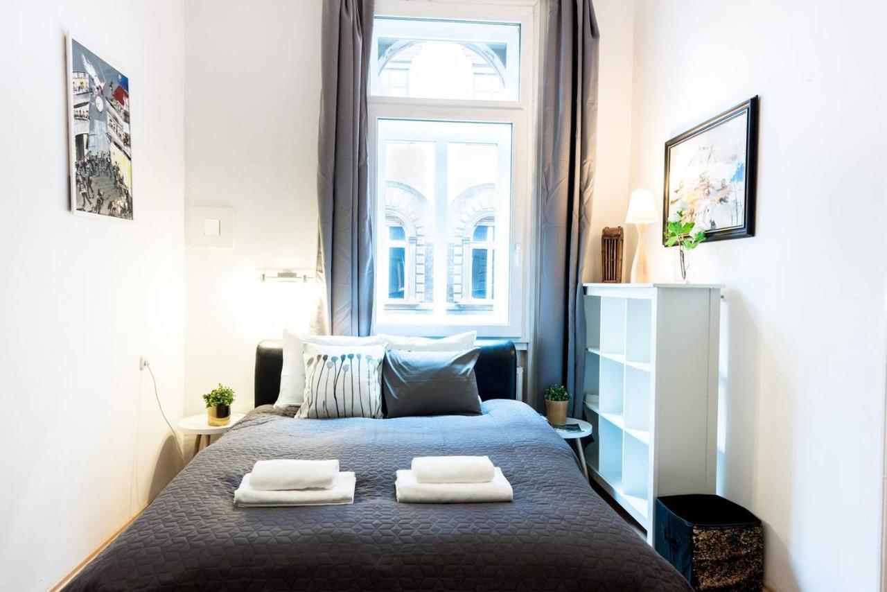 Cosy And Central Apartment With 4 Bedrooms And A/C Boedapest Buitenkant foto