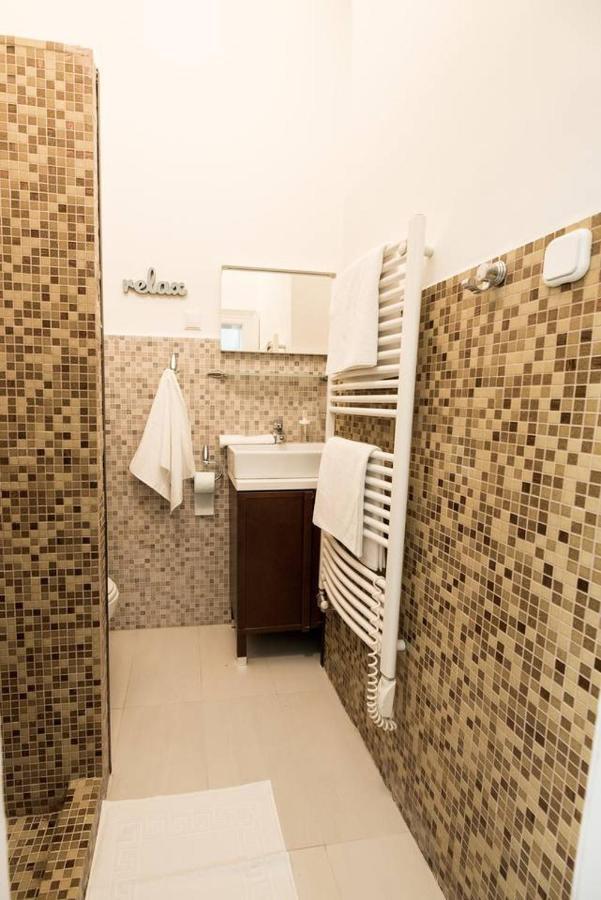Cosy And Central Apartment With 4 Bedrooms And A/C Boedapest Buitenkant foto