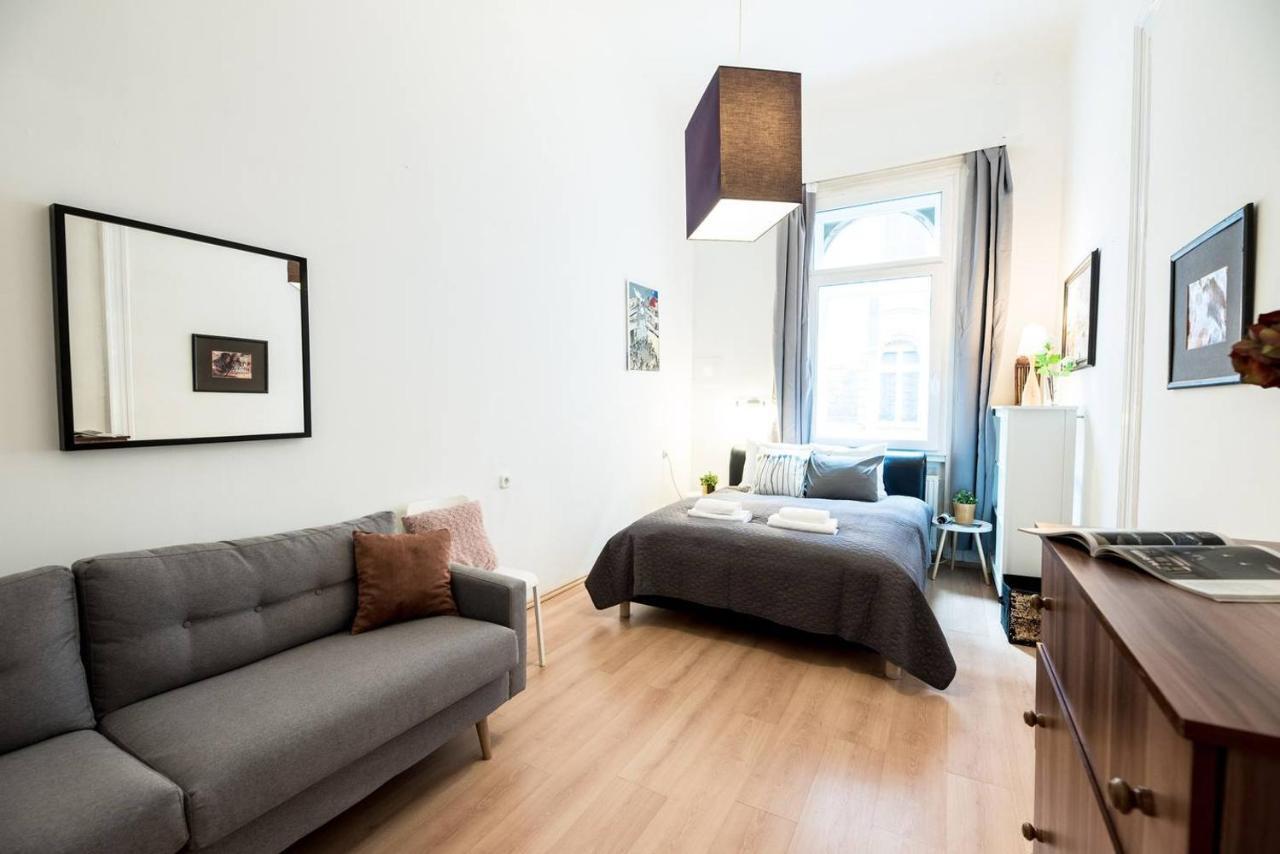 Cosy And Central Apartment With 4 Bedrooms And A/C Boedapest Buitenkant foto