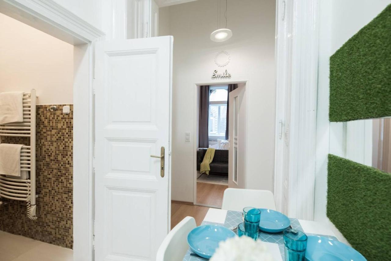 Cosy And Central Apartment With 4 Bedrooms And A/C Boedapest Buitenkant foto