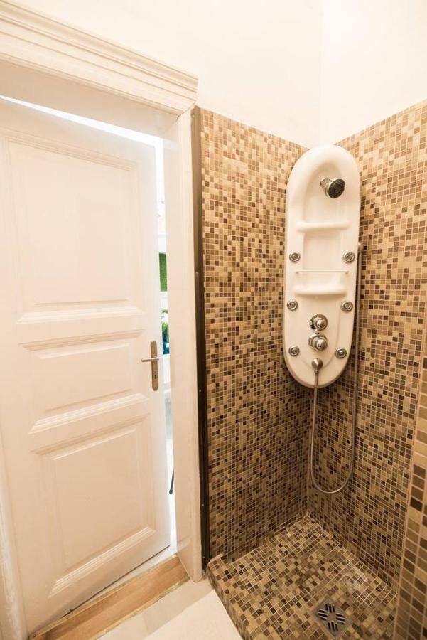 Cosy And Central Apartment With 4 Bedrooms And A/C Boedapest Buitenkant foto