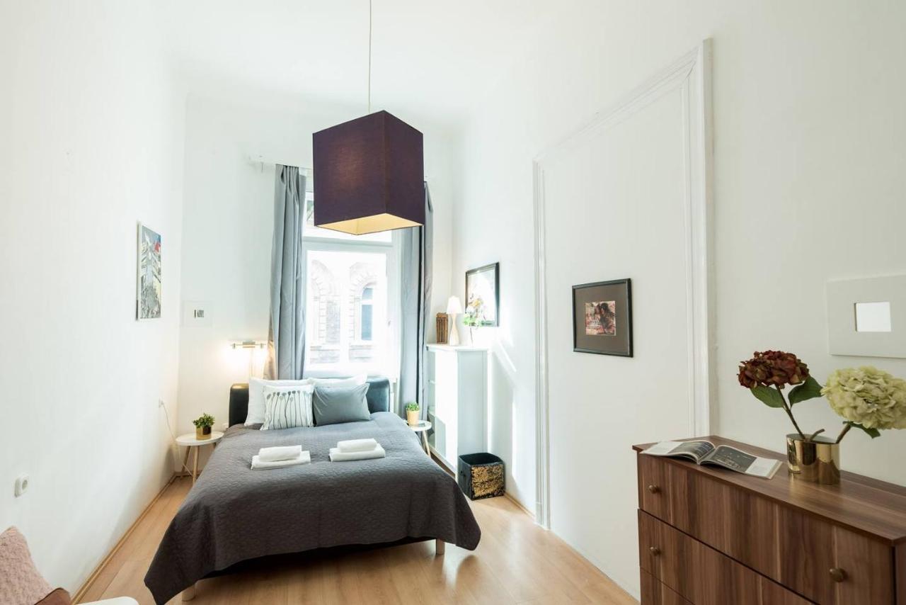 Cosy And Central Apartment With 4 Bedrooms And A/C Boedapest Buitenkant foto